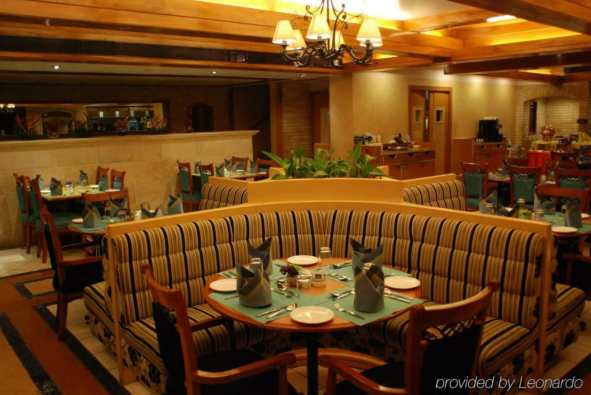 Hotel Sea Princess Мумбаї Ресторан фото